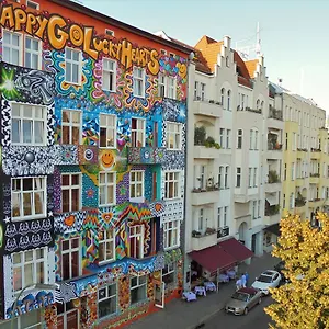Happy Go Lucky + Хостел